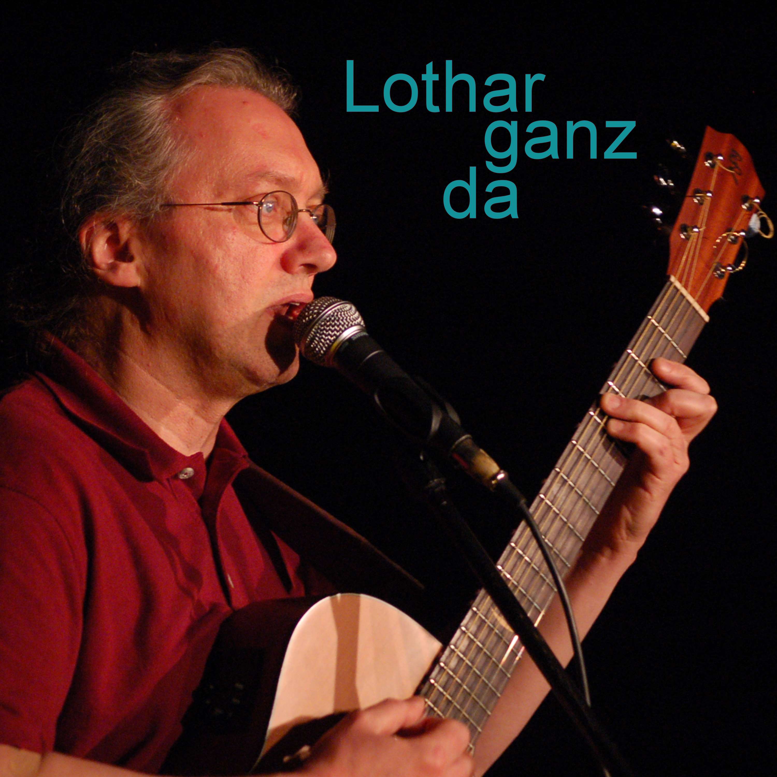 Lothar Rosengarten mit Gitarre singend vorm Mikro